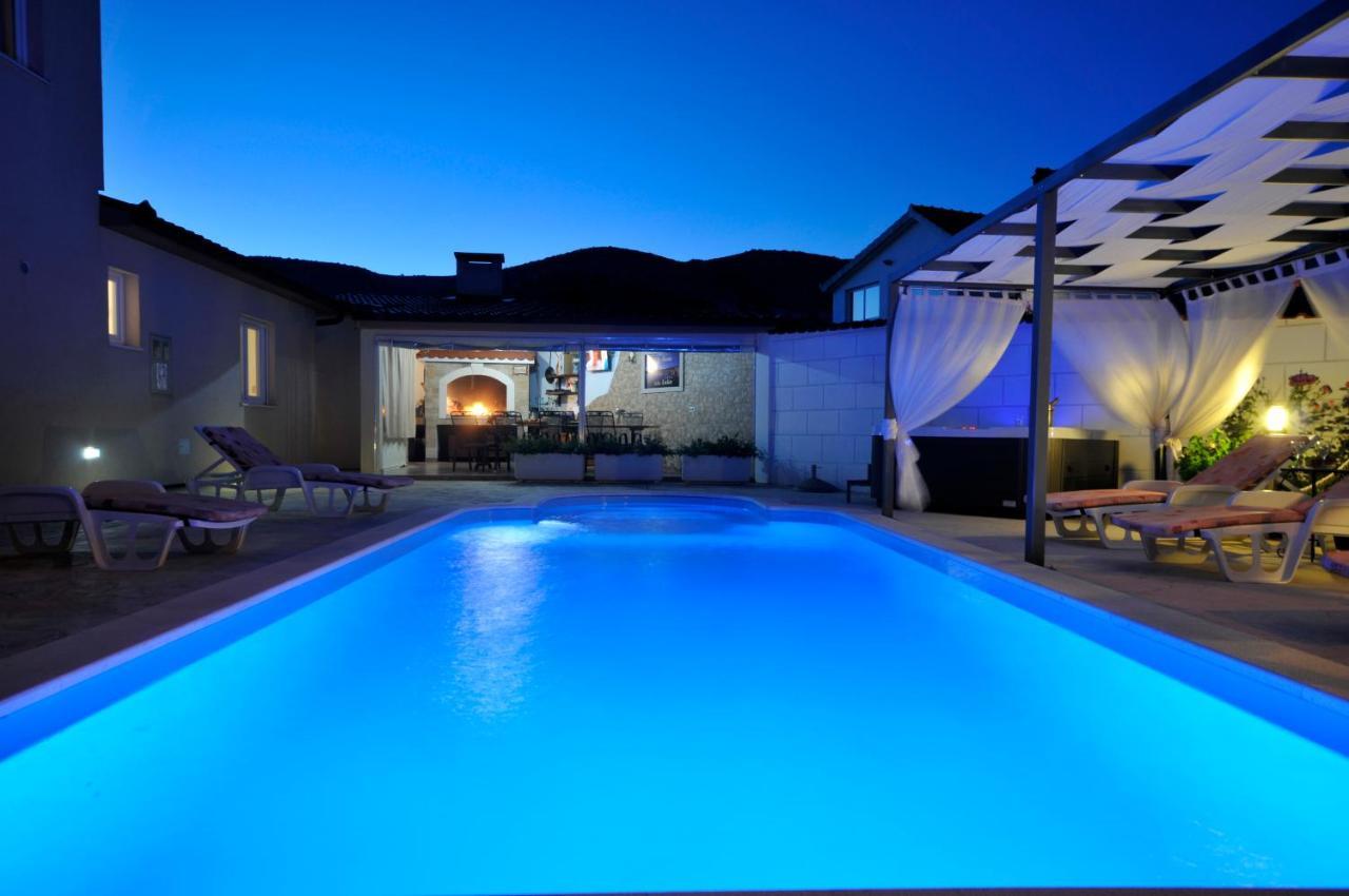 Beautiful Holiday Home "Villa Luka" Kaštel Štafilić Exterior foto