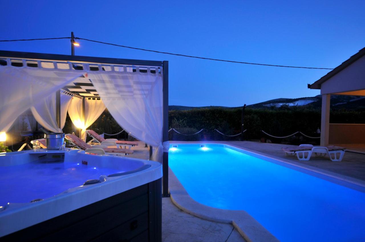 Beautiful Holiday Home "Villa Luka" Kaštel Štafilić Exterior foto