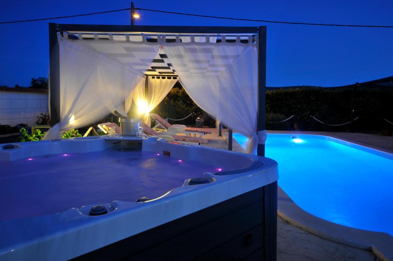 Beautiful Holiday Home "Villa Luka" Kaštel Štafilić Exterior foto