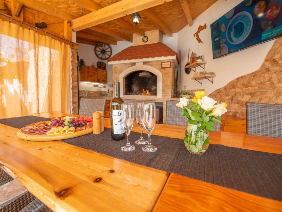 Beautiful Holiday Home "Villa Luka" Kaštel Štafilić Exterior foto