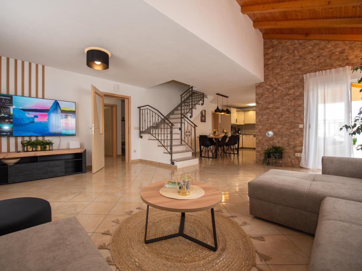 Beautiful Holiday Home "Villa Luka" Kaštel Štafilić Exterior foto