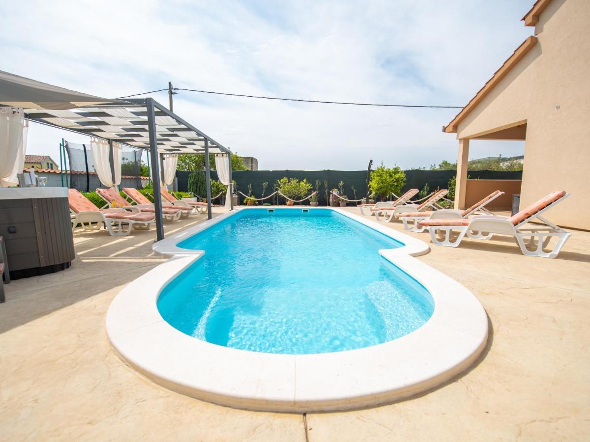 Beautiful Holiday Home "Villa Luka" Kaštel Štafilić Exterior foto