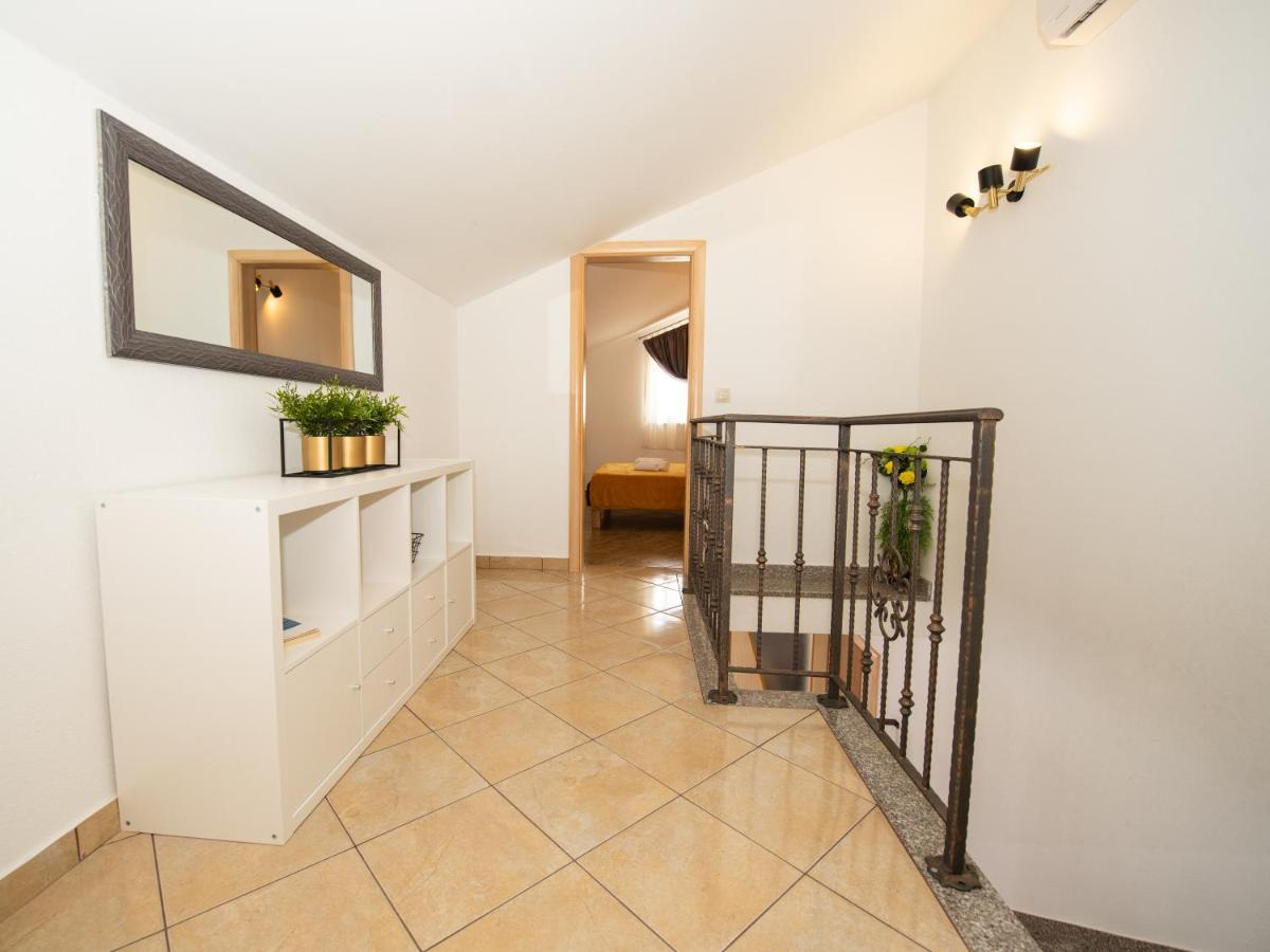 Beautiful Holiday Home "Villa Luka" Kaštel Štafilić Exterior foto