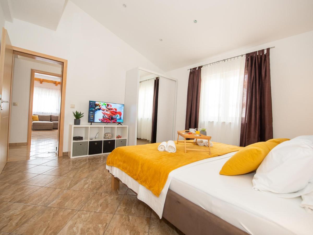 Beautiful Holiday Home "Villa Luka" Kaštel Štafilić Exterior foto
