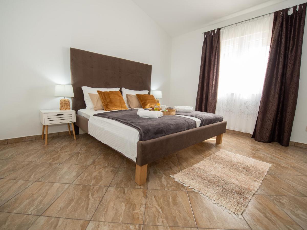 Beautiful Holiday Home "Villa Luka" Kaštel Štafilić Exterior foto